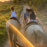 criança andando a cavalo